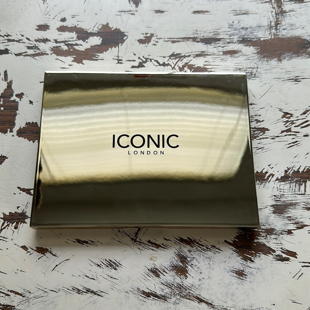 Iconic London multi use face sculpting palette